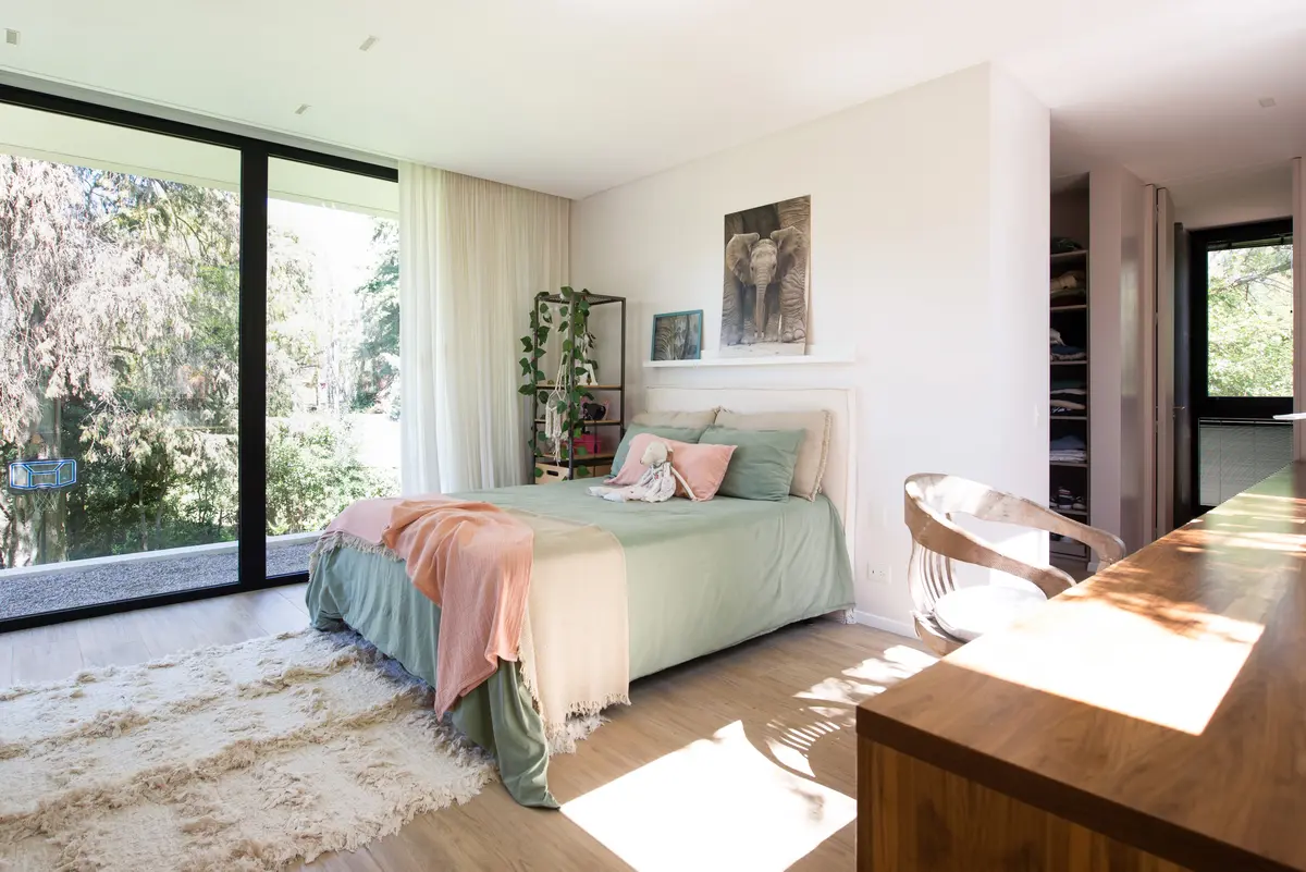 Dormitorio luminoso con ventanales y estilo moderno boho — proyecto Casa Highland Park, por C - ESTUDIO, en Pilar